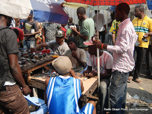 Des réparateurs des téléphones mobiles au marché «Koweït» à Kinshasa. Radio Okapi/ Ph. John Bompengo