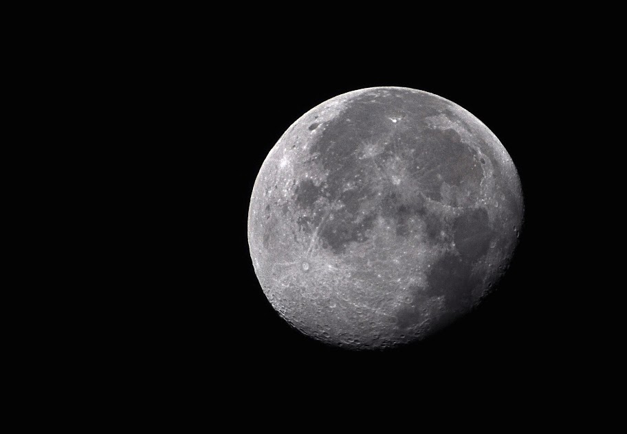 Kate moons. Луна. Медовая Луна. Самая большая Луна. Луна вид из космоса.