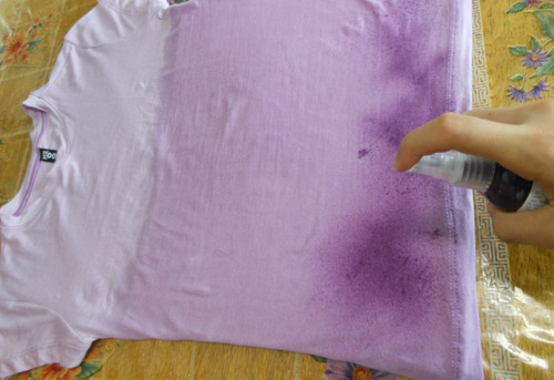 Customização de blusinha com Pump Dye - aplicando o produto