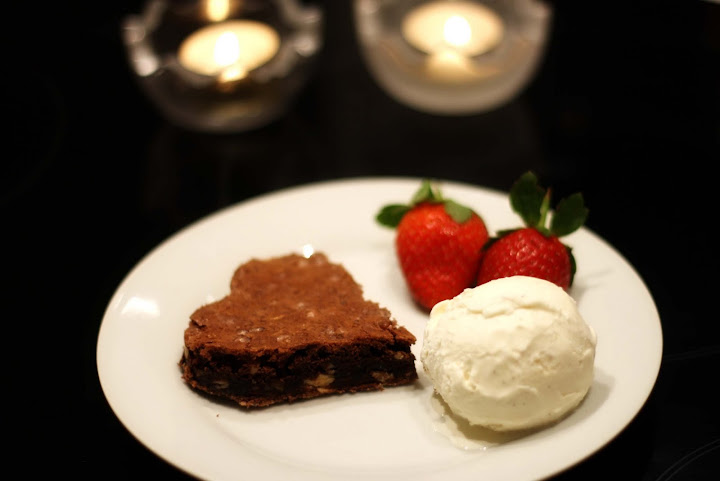 Hjerteformet brownie med vaniljeis og jordbær