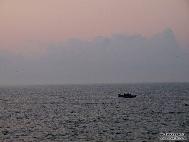 2 Mai. pescari in zori pe mare