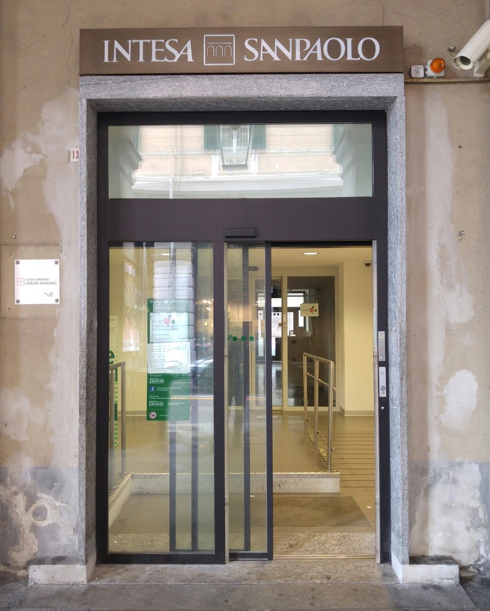 Intesa sanpaolo. Банк Intesa Sanpaolo. Intesa Bank Italy. Интеза в Италии офисы. Intesa Sanpaolo загрузка.