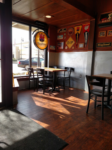 Pizza Restaurant «Pizza Hut», reviews and photos, 700 W Douglas Ave, Wichita, KS 67203, USA