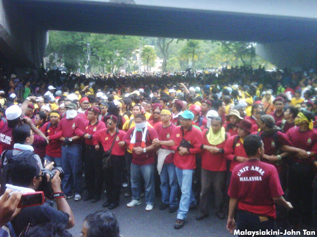 Bersih 3.0 - ஒரு லட்சம் பேர் தலைநகர் கோலாலம்பூரில் குவிந்துள்ளனர். கண்ணீர்ப்புகைக் குண்டுகள் வீசப்பட்டுள்ளது. IMG00035-20120428-1342