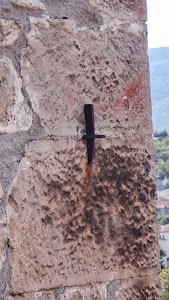 Ancre de petite taille sur chaîne en pierre de taille à Capestrano (Italie)