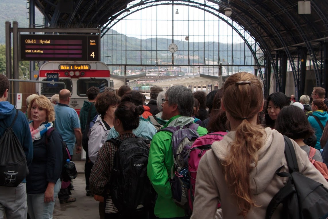 Bergen station, wachten op de trein naar Myrdal. Bergen - Flåm - Bergen