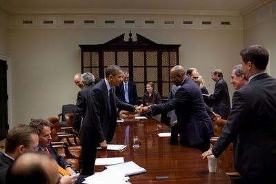 الرئيس الأمريكي أوباما يحيي الناس بقبضته-طرائف-منتهى