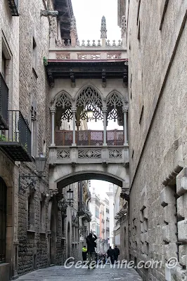 Barri Gotik'te dar sokaklar, Barselona