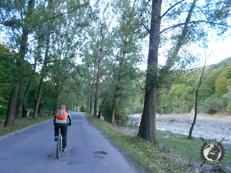 http://www.povesticalatoare.ro/2013/11/30/pe-bicicleta-spre-barajul-paltinu/