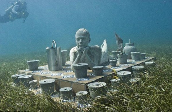 நீருக்கடியில் நூதன சாலை! Underwater_sculptures_12-600x390