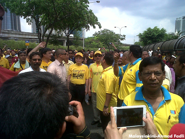 Bersih 3.0 - ஒரு லட்சம் பேர் தலைநகர் கோலாலம்பூரில் குவிந்துள்ளனர். கண்ணீர்ப்புகைக் குண்டுகள் வீசப்பட்டுள்ளது. IMG02372-20120428-1401