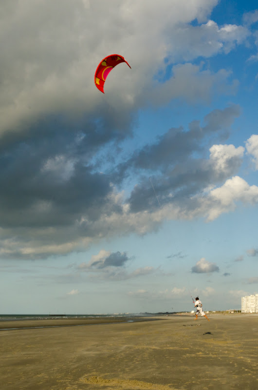 Aile rouge et nuage à la plage de Malo-les-Bains... 20110914_05_Malo_plage_aile_DSC5130