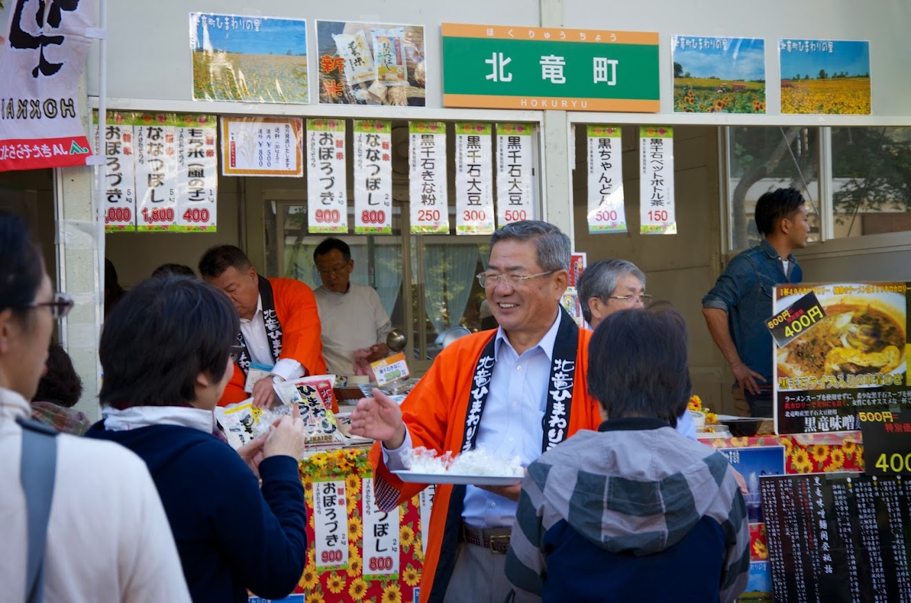 ひまわりライスを配る佐野豊長町