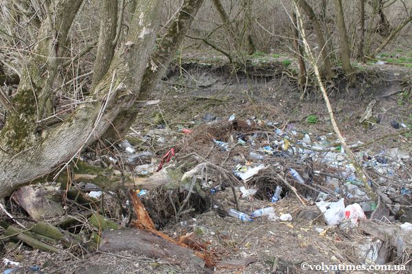 Величезне сміттєзвалище на вулиці Д.Галицько. Район Синагоги