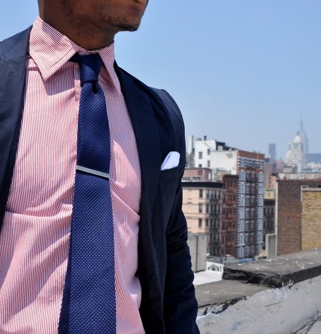 Розовая рубашка и галстук