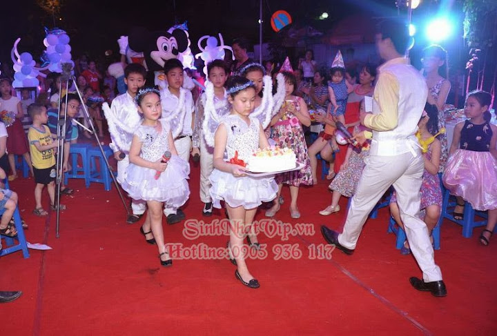 Nhóm thiên thần đón bé lên sân khấu và biểu diễn ca khúc Happy birthday