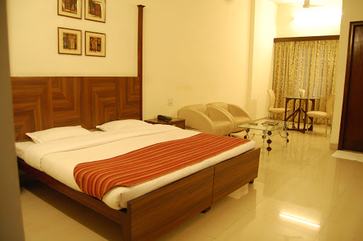 Hotel Uberoi Anand, 46, Civil Lines, Bhatnagar Colony, Civil Lines, Bareilly, Uttar Pradesh 243001, India, Indoor_accommodation, state UP