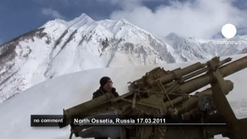 Video : ロシア軍が大砲で狙いを定め、人工的に起こした雪崩のダイナミックな光景 ! !