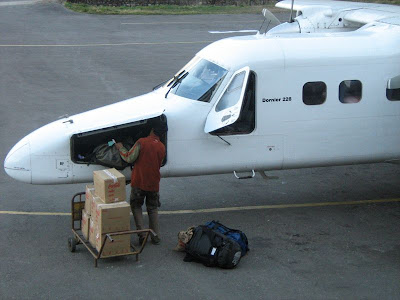 Небо, самолёт, стюардесса. Фото из путешествий.