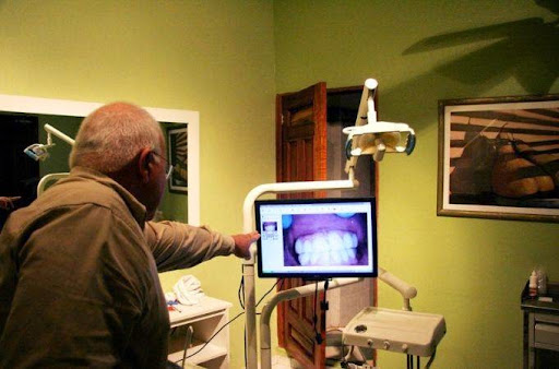 Dr Octavio Gonzalez, Cerrada 48290, Calle Cardenal, Puerto Vallarta, Jal., México, Periodoncista de implantes dentales | JAL