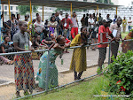 Des membres de familles de trois joueurs du Daring Club Motema Pembe décédés, lors de la sortie des corps le 03/04/2013 de la morgue de la clinique Nganiema à Kinshasa. Radio Okapi/Ph. John Bompengo