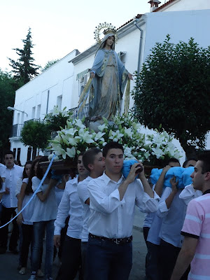 Un momento en el desfile procesional de la Virgen de la Medalla Milagrosa de Pozoblanco. Foto: Pozoblanco News, las noticias y la actualidad de Pozoblanco (Córdoba)* www.pozoblanconews.blogspot.com