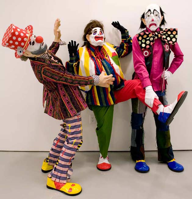 Сидящий клоун. Три клоуна. Два клоуна. Современный костюм клоуна. Четыре клоуна.