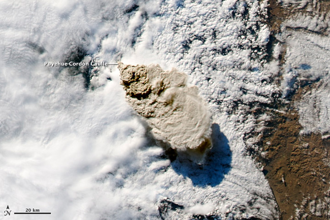 Rayos y pirocúmulos sobre la erupción del volcán Puyehue
