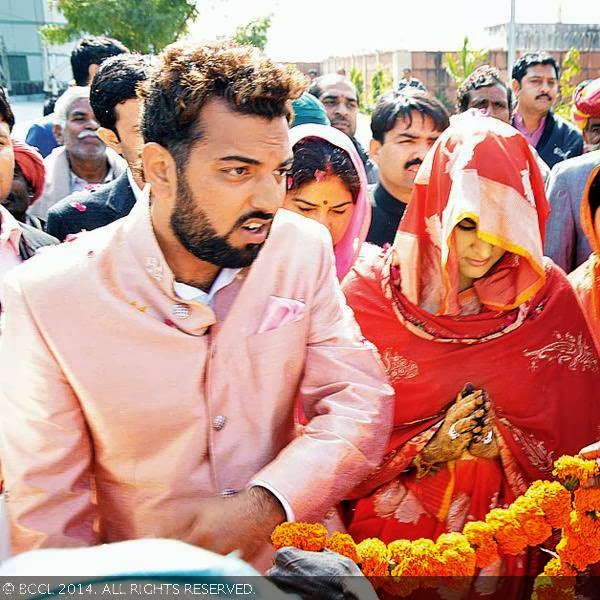 Lakshyaraj Singh Mewar with his bride Nivritti Kumari Singh Deo. The bride had her face covered throughout her way to the hotel, while people tried to catch a glimpse of her.
