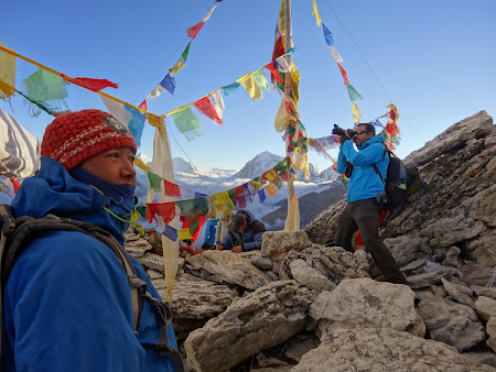 Les drapeaux de prières au sommet de Kala Pattar avec Lhakpa et Nicolas