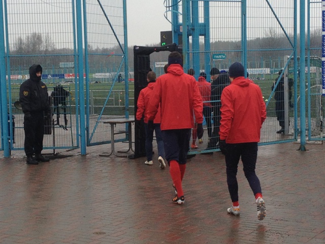 Футболисты матча «Минск» — «Днепр» выходили на разминку через металлоискатели