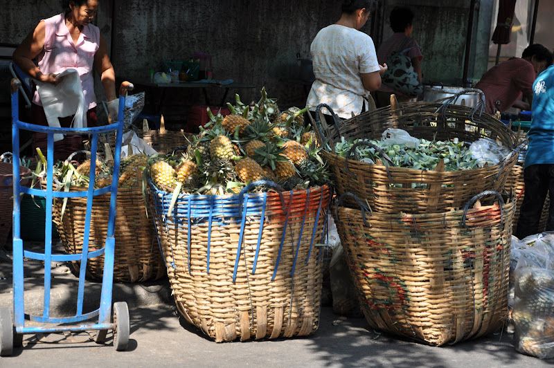 Подготовка ананасов к транспортировке в Бангкоке
