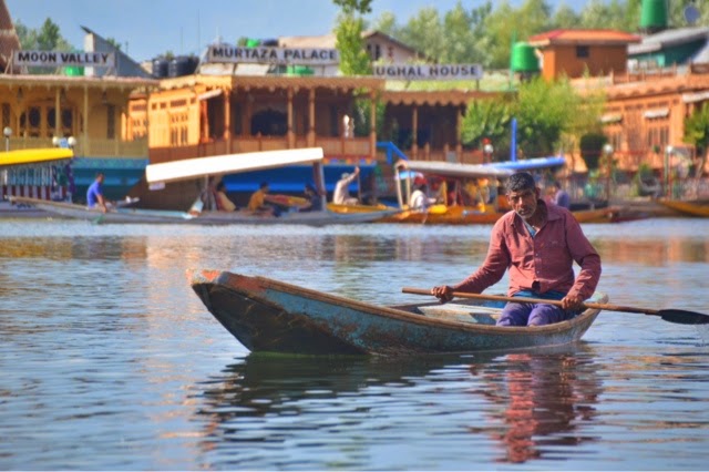 srinagar shikara boat kashmir dal lake india