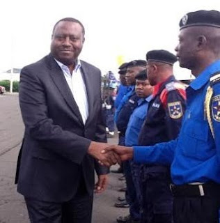 Le ministre de l'Intérieur, Richard Muyej Mangez, passant les troupes en revue à Goma (Nord-Kiv).