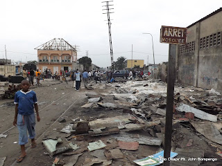 Démolition des constructions anarchiquement le long de la voie ferrée par la police le 17/07/2012 à Kinshasa. Radio Okapi/ Ph. John Bompengo