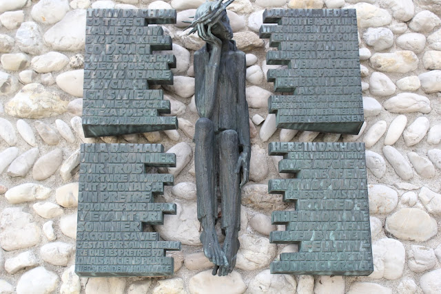 Jedyna tablica poświęcona Polakom, "wstydliwie" ukryta na tyłach kaplicy, wzniesionej po wojnie. Napis głosi: "Tu w Dachau co trzeci zamęczony był Polakiem. Co drugi z więzionych księży polskich złożył ofiarę z życia. Ich świętą pamięć czczą księża polscy i współwięźniowie."