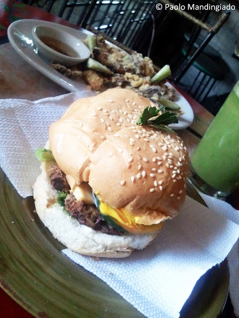 Vegetable burger: Oil free vegetable patty with vegetarian mayonnaise.