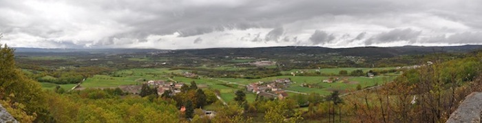 Panoramica de un valle nublado