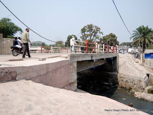 Pont reliant le quartier GB dans la commune de la Gombe au quartier Makelele dans la commune de Bandalungwa par la rivière Basoko à Kinshasa, déjà opérationnel. Radio Okapi/ Ph. John Bompengo