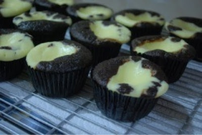 Chocolate cream cheese muffins