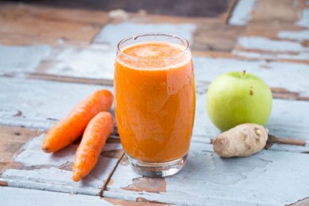 Smoothie with carrots and ginger