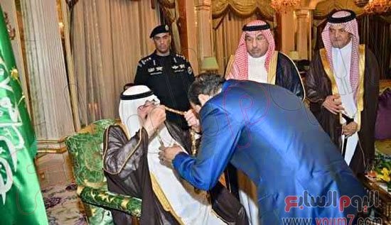 صور انحناء عبد الفتاح السيسي للعاهل السعودي خلال تسلم القلادة 1