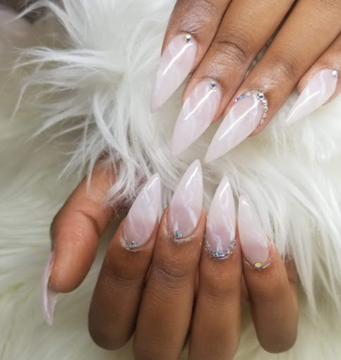 Deluxe Nails logo