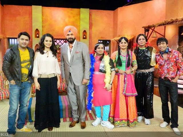 Kangana Ranaut poses with the entire cast during the promotion of the movie Rajjo, on the sets of TV show Comedy Nights with Kapil. (Pic: Viral Bhayani)