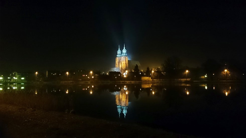 Gnieźnieńska Katedra nocą