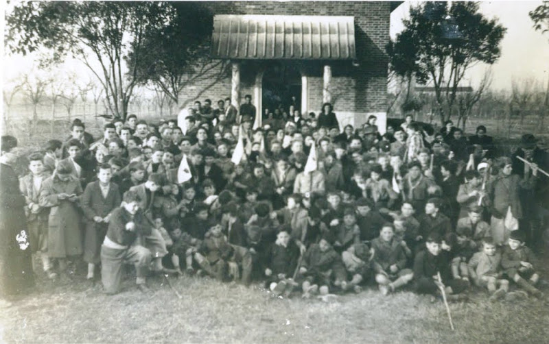 Ragazzi, giovani, adulti e Salesiani all'esterno della chiesetta Zingales (1944-45)