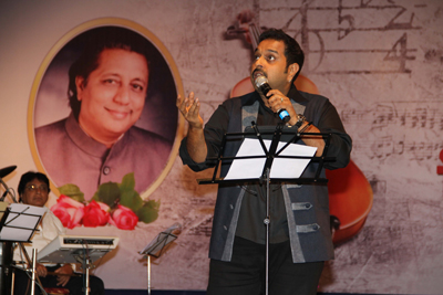 Shankar Mahadevan works his magic while performing at 'Chirantan Anil' musical concert, held in memory of late music director Anil Mohile, in Mumbai on February 3, 2013. (Pic: Viral Bhayani)