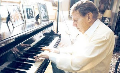 Mariano Mores al piano