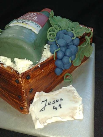 Tort cutie cu sticla de vin