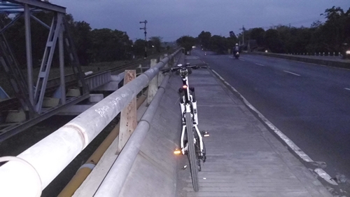 Mendekati Probolinggo, hari semakin gelap. Keamanan berkendara di malam hari tetap diperhatikan dong. Berhenti dulu lah sambil menunggu berhentinya adzan Maghrib.